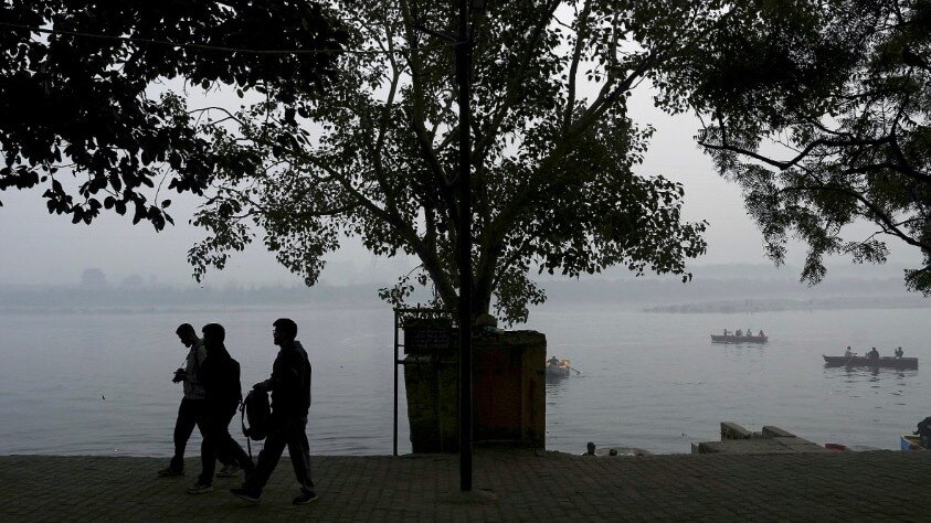 Delhi weather: At 8°C, Capital begins its week in fog, IMD sees temperature dipping further