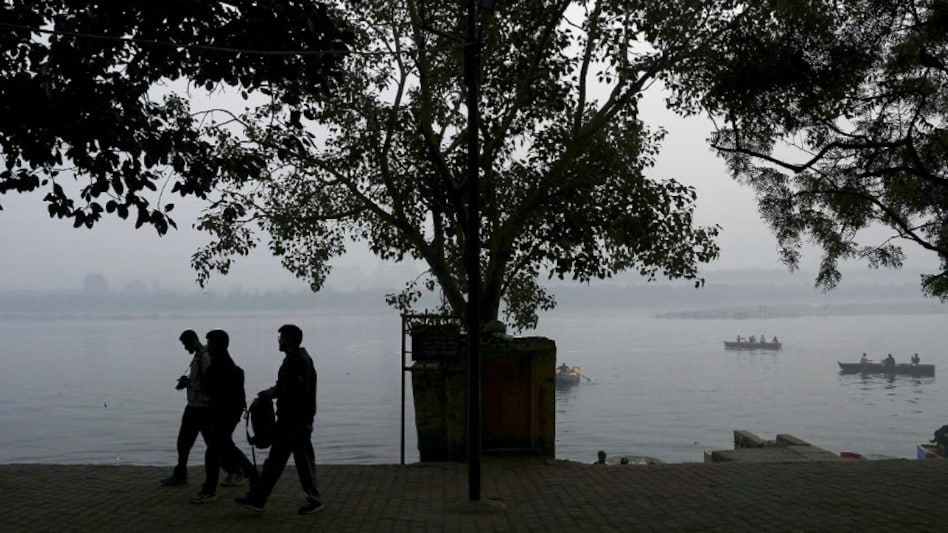 IMD forecasts dense fog to persist through the week, with temperatures hovering between 6°C and 25°C until mid-December. IMD forecasts dense fog to persist through the week, with temperatures hovering between 6°C and 25°C until mid-December.