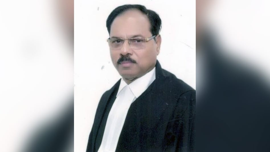 Another High Court judge, Justice Dinesh Pathak, also attended the event. Another High Court judge, Justice Dinesh Pathak, also attended the event.