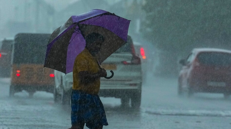 The Chennai Meteorological Department has issued a warning that Tamil Nadu and Puducherry will receive heavy rains due to the formation of a new low-pressure area in the Bay of Bengal. The Chennai Meteorological Department has issued a warning that Tamil Nadu and Puducherry will receive heavy rains due to the formation of a new low-pressure area in the Bay of Bengal.