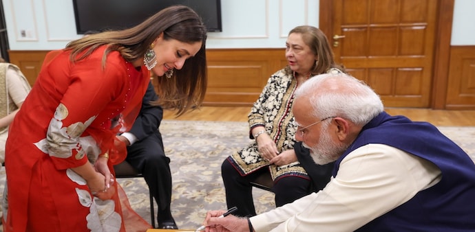 PM Modi meets Kareena Kapoor, and other members of the Kapoor family on Raj Kapoor's 100th birth anniversary PM Modi meets Kareena Kapoor, and other members of the Kapoor family on Raj Kapoor's 100th birth anniversary