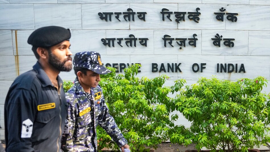 Security personnel outside the Reserve Bank of India headquarters in Mumbai. (Photo: PTI) Security personnel outside the Reserve Bank of India headquarters in Mumbai. (Photo: PTI)