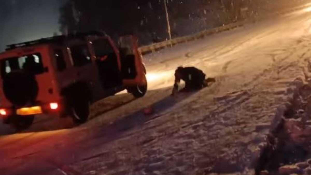 A video circulating on social media captures the incident, where multiple vehicles can be seen skidding and struggling to navigate the snow-covered road near the tunnel.