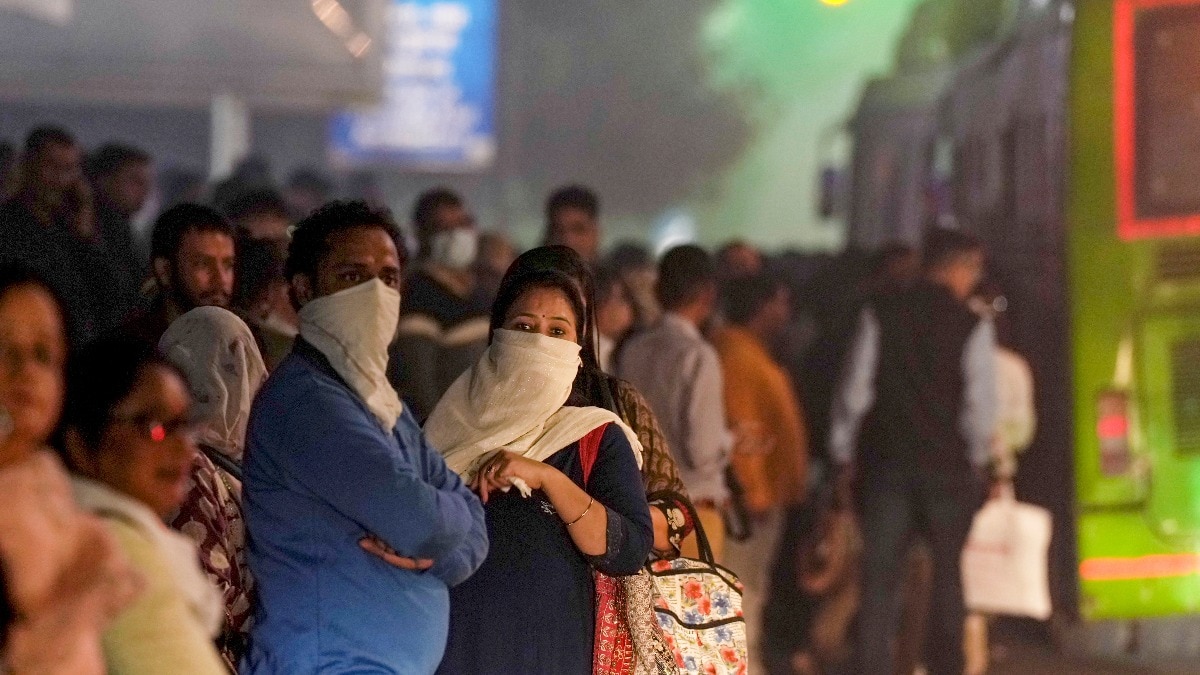 Delhi air pollution reaches 'severe' levels with 421 AQI Delhi air pollution reaches 'severe' levels with 421 AQI