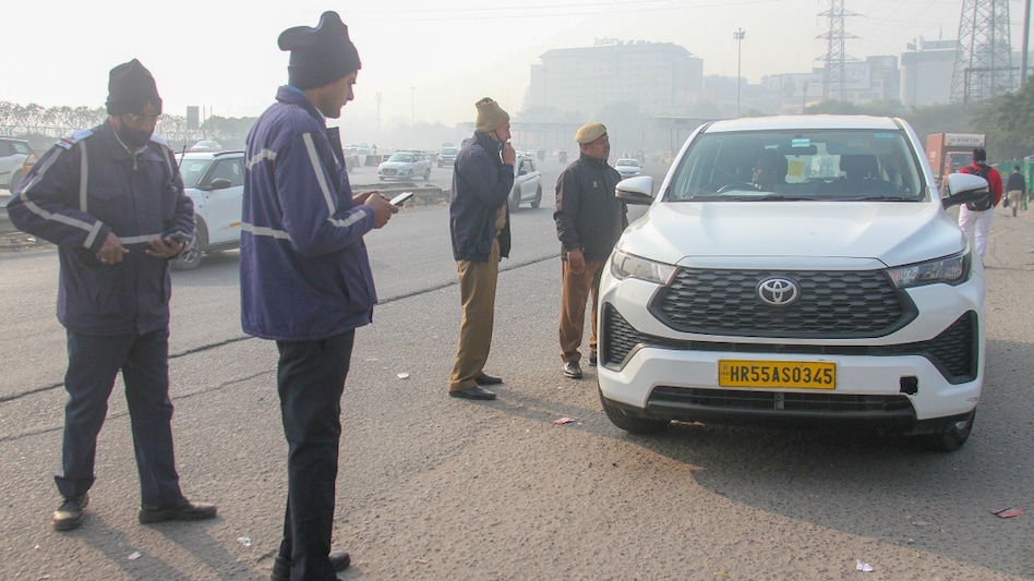 Delhi air pollution: Vehicles being checked for GRAP-4 compliance on the Delhi-Gurugram Expressway Delhi air pollution: Vehicles being checked for GRAP-4 compliance on the Delhi-Gurugram Expressway