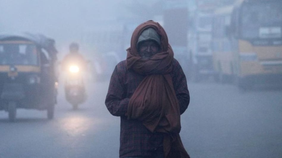 Delhi air quality improves to 'very poor'; IMD predicts Chilly days ahead as capital to receive rain soon Delhi air quality improves to 'very poor'; IMD predicts Chilly days ahead as capital to receive rain soon