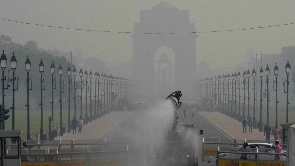 Delhi air pollution: Change in weather with light rain on Monday; AQI remains severe Delhi air pollution: Change in weather with light rain on Monday; AQI remains severe