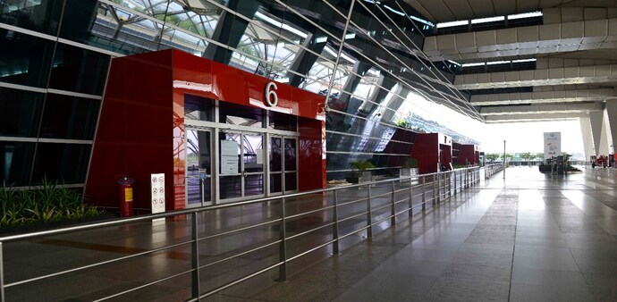 Delhi airport issues advisory to passengers due to low visibility Delhi airport issues advisory to passengers due to low visibility