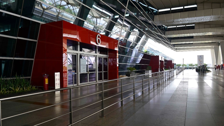 Delhi airport issues advisory to passengers due to low visibility Delhi airport issues advisory to passengers due to low visibility