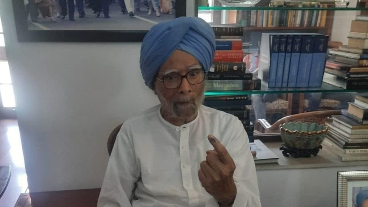 Former Prime Minister Manmohan Singh was hospitalized at AIIMS Delhi on Thursday evening due to a decline in his health condition. Former Prime Minister Manmohan Singh was hospitalized at AIIMS Delhi on Thursday evening due to a decline in his health condition.