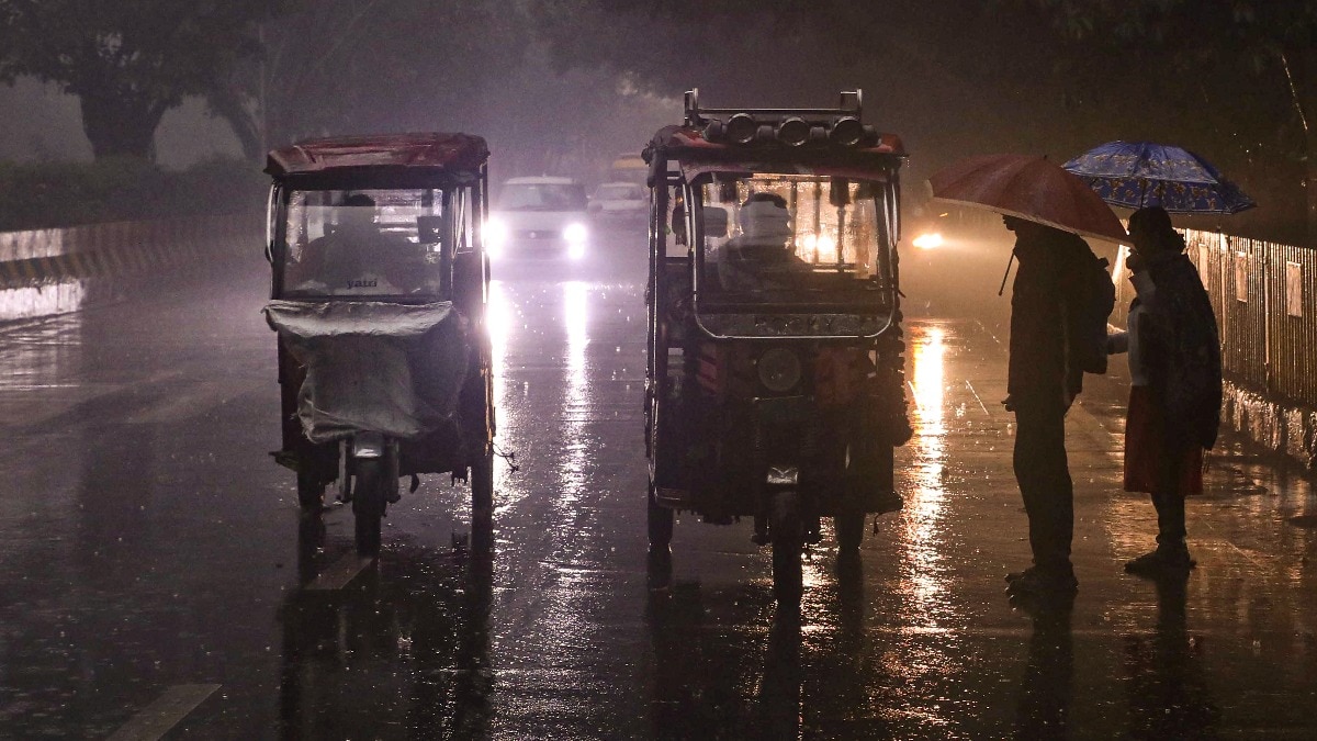 Under Stage 3, the use of BS-III petrol and BS-IV diesel cars (4-wheelers) is restricted in Delhi and nearby NCR districts.