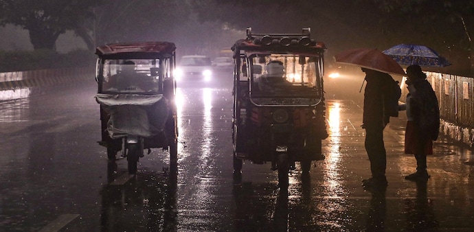 Under Stage 3, the use of BS-III petrol and BS-IV diesel cars (4-wheelers) is restricted in Delhi and nearby NCR districts. Under Stage 3, the use of BS-III petrol and BS-IV diesel cars (4-wheelers) is restricted in Delhi and nearby NCR districts.