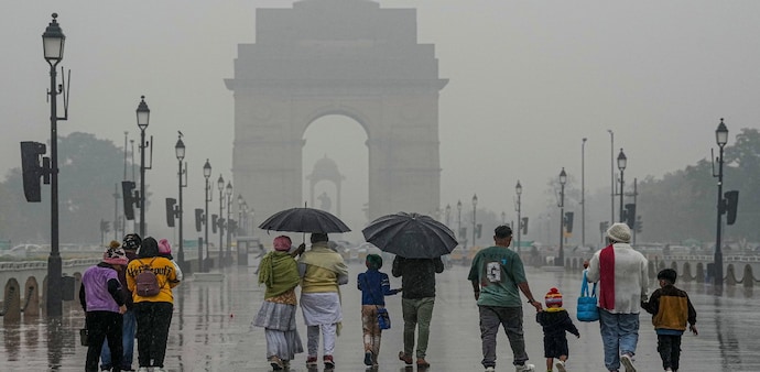 People visit India Gate amid rain, in New Delhi. (Picture: PTI) People visit India Gate amid rain, in New Delhi. (Picture: PTI)