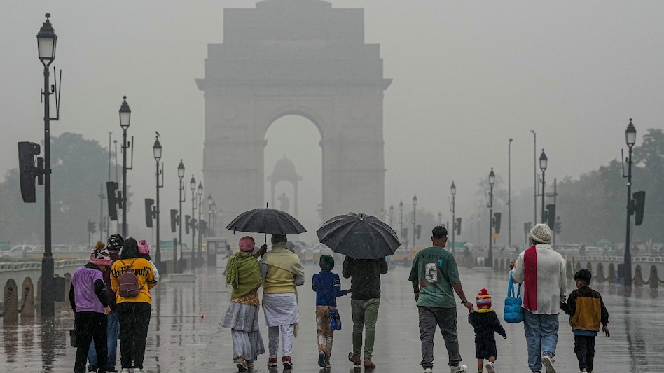 People visit India Gate amid rain, in New Delhi. (Picture: PTI) People visit India Gate amid rain, in New Delhi. (Picture: PTI)