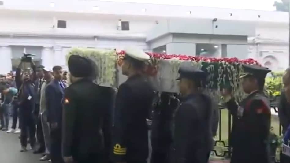 Mortal remains of former Prime Minister Dr Manmohan Singh being taken inside Congress headquarters. Mortal remains of former Prime Minister Dr Manmohan Singh being taken inside Congress headquarters.