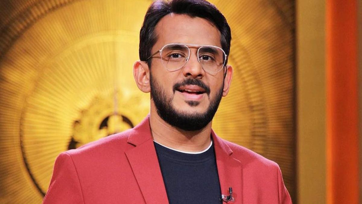 In a viral clip that has amassed over 1.4 million views, Gupta described the disparity between the actor’s public and private behavior. In a viral clip that has amassed over 1.4 million views, Gupta described the disparity between the actor’s public and private behavior.