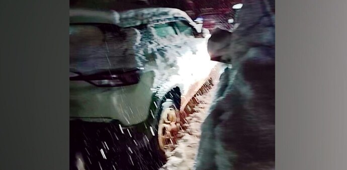On Instagram, Chlucky Tyagi shared a video showing motionless traffic along the Solang Valley-Atal Tunnel route. On Instagram, Chlucky Tyagi shared a video showing motionless traffic along the Solang Valley-Atal Tunnel route.