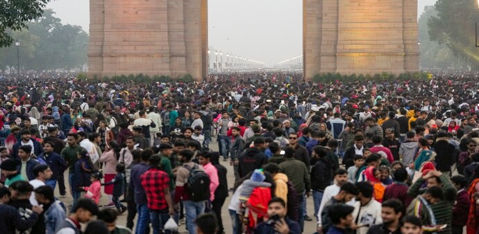 Despite the cold, large numbers of people from across the country visited temples and churches to celebrate the New Year. Despite the cold, large numbers of people from across the country visited temples and churches to celebrate the New Year.