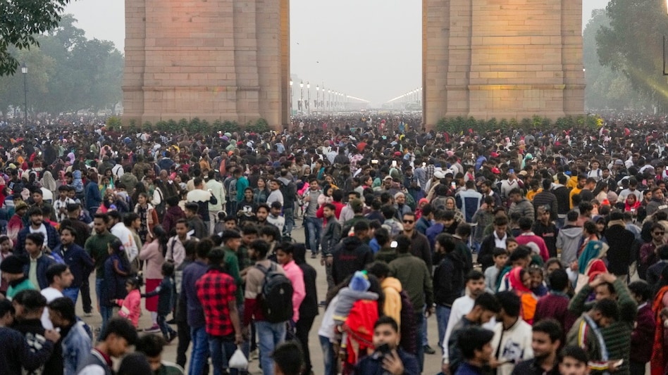 Despite the cold, large numbers of people from across the country visited temples and churches to celebrate the New Year. Despite the cold, large numbers of people from across the country visited temples and churches to celebrate the New Year.