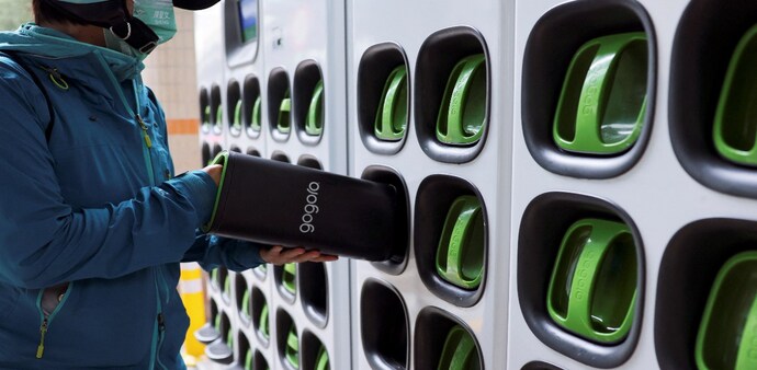 EV battery swapping (Representative Image) EV battery swapping (Representative Image)