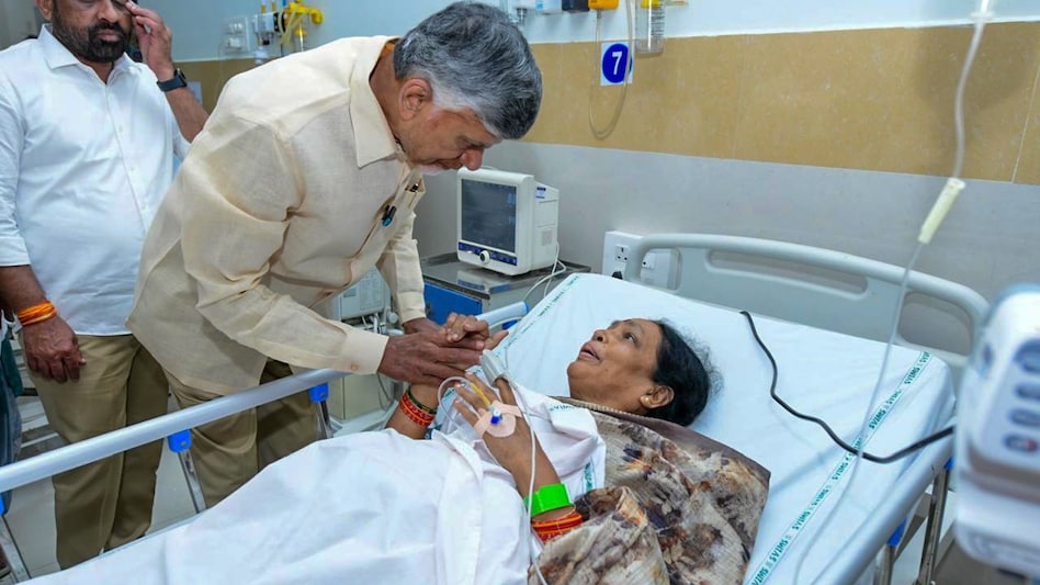 Chief Minister N Chandrababu Naidu consoles a person injured in the Tirupati stampede at SVIMS hospital in Tirupati, Andhra Pradesh. (Photo: @AndhraPradeshCM) Chief Minister N Chandrababu Naidu consoles a person injured in the Tirupati stampede at SVIMS hospital in Tirupati, Andhra Pradesh. (Photo: @AndhraPradeshCM)