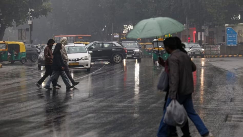 Delhi Weather Update: IMD issues yellow alert for dense fog, rain as over night showers lash NCR; 29 trains delayed Delhi Weather Update: IMD issues yellow alert for dense fog, rain as over night showers lash NCR; 29 trains delayed