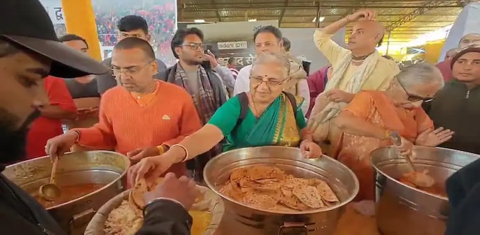 Wearing a green saree and holding a black bag, she was seen giving chapattis to the devotees. Wearing a green saree and holding a black bag, she was seen giving chapattis to the devotees.
