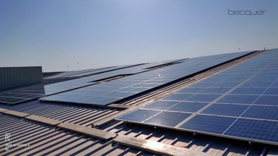 Non-puncture clips being used to mount modules at very high slopes at one of Becquer’s automotive customer’s factory Non-puncture clips being used to mount modules at very high slopes at one of Becquer’s automotive customer’s factory