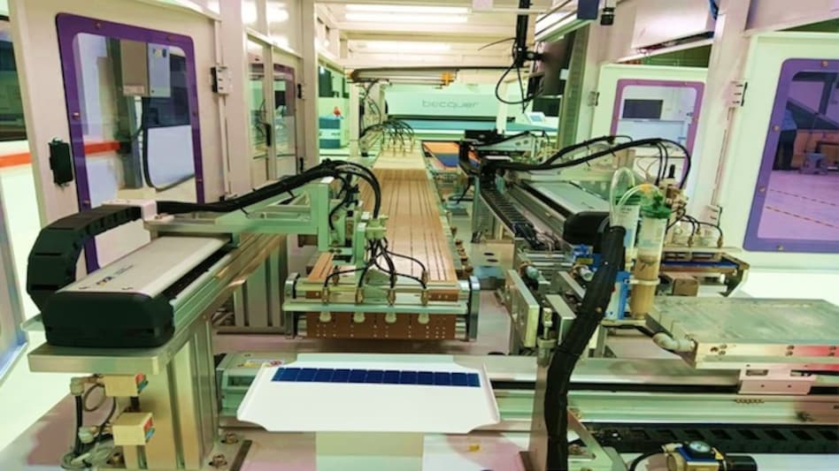 Figure 1: Becquer’s custom machinery to connect up solar cells using new-age interconnection techniques allows for a higher efficiency and a single machine can deliver a throughput enough to power 35,0000 single family homes Figure 1: Becquer’s custom machinery to connect up solar cells using new-age interconnection techniques allows for a higher efficiency and a single machine can deliver a throughput enough to power 35,0000 single family homes