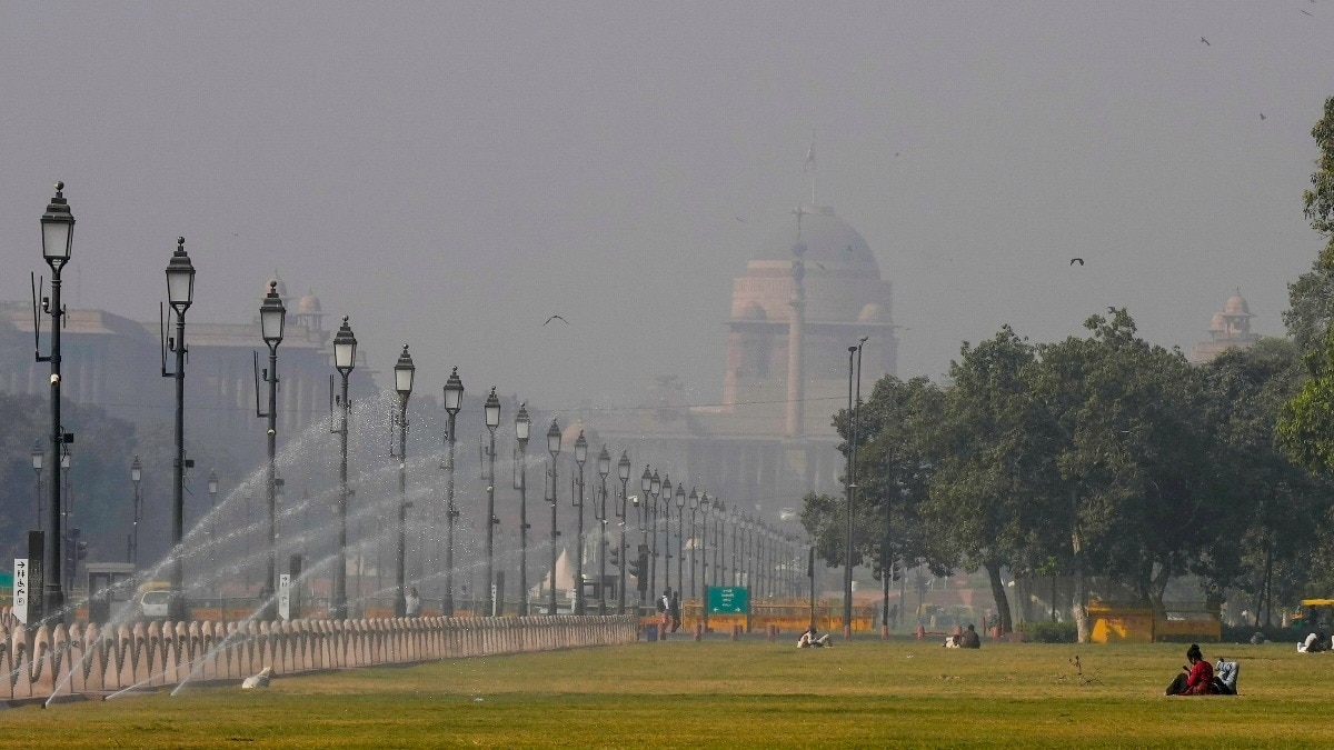 The air quality in Delhi worsened dramatically, marked by still winds, heavy smog, and low atmospheric mixing height, leading to a 24-hour average AQI of 365 by 4 pm. 