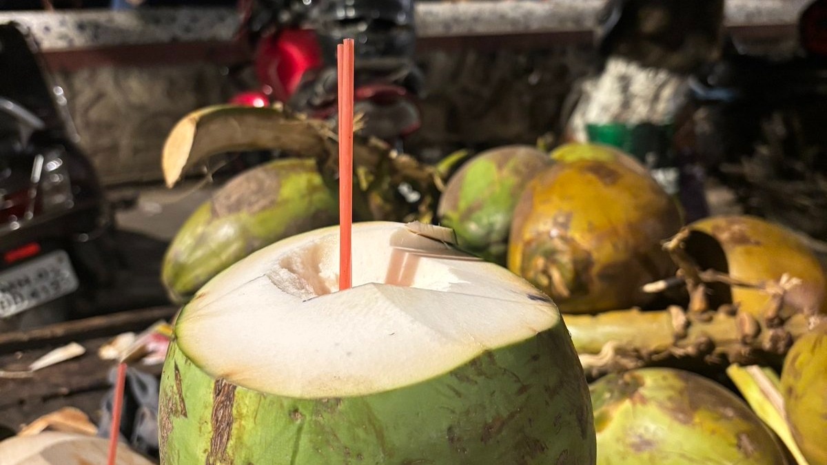 Coconut vendor’s life advice to rushing Mumbai woman goes viral (X/@archivesbygargi) Coconut vendor’s life advice to rushing Mumbai woman goes viral (X/@archivesbygargi)