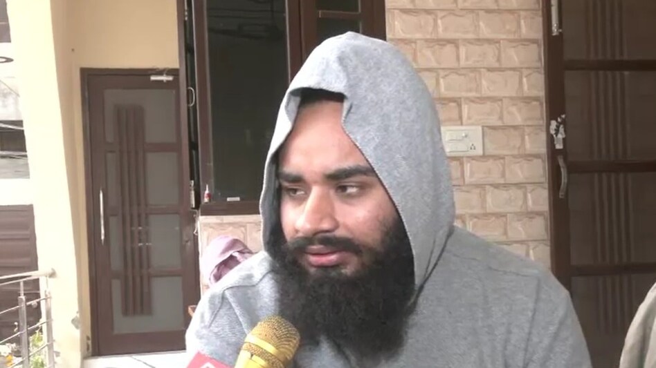 Singh also made it clear that women and children were not shackled during the flight. Singh also made it clear that women and children were not shackled during the flight.