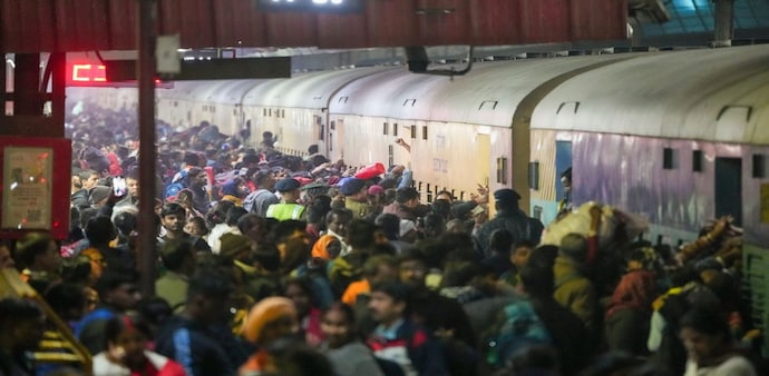 Packed crowd at New Delhi Railway Station Packed crowd at New Delhi Railway Station