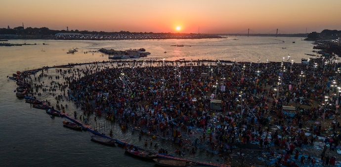 As the Maha Kumbh Mela nears its end on February 26, large crowds of devotees have thronged to the Triveni Sangam in Prayagraj to take the holy dip, causing heavy traffic in the city. As the Maha Kumbh Mela nears its end on February 26, large crowds of devotees have thronged to the Triveni Sangam in Prayagraj to take the holy dip, causing heavy traffic in the city.