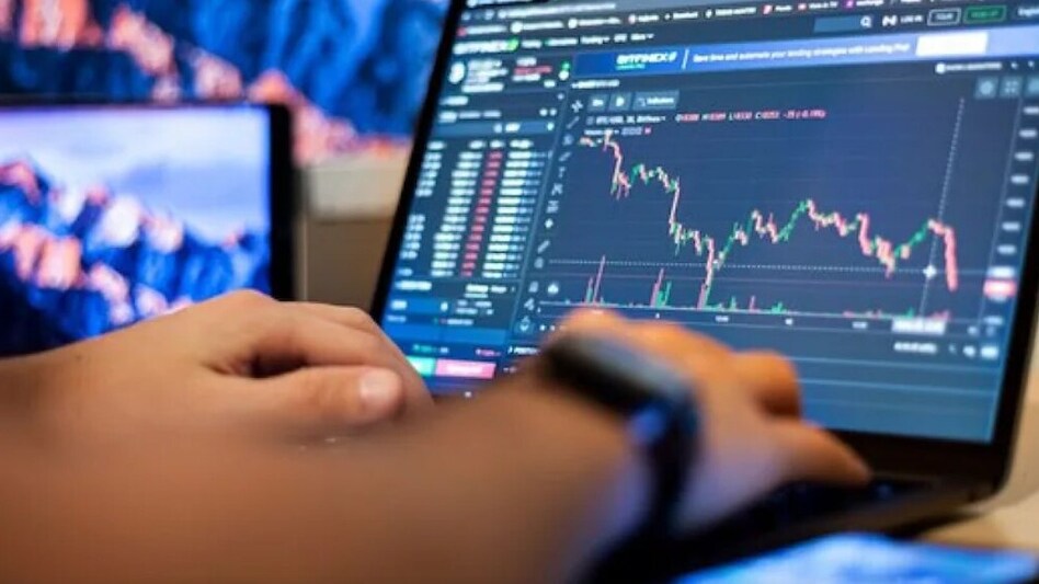 Zydus Life shares traded higher than the 5-day and 10-day simple moving averages (SMAs) but lower than the 20-day, 30-, 50-, 100-, 150-day and 200-day SMAs. Zydus Life shares traded higher than the 5-day and 10-day simple moving averages (SMAs) but lower than the 20-day, 30-, 50-, 100-, 150-day and 200-day SMAs.