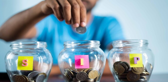 According to data from the Association of Mutual Funds in India (AMFI), while 44.56 lakh new SIP accounts were opened in February, around 54.70 lakh SIPs were discontinued. According to data from the Association of Mutual Funds in India (AMFI), while 44.56 lakh new SIP accounts were opened in February, around 54.70 lakh SIPs were discontinued.