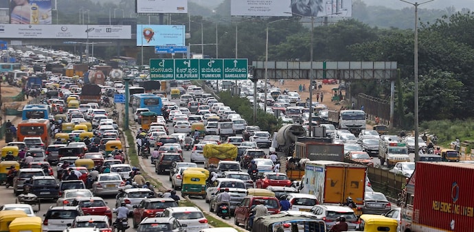 Viral ‘Bengaluru Traffic Tourism’ post sparks debate as Mohandas Pai slams city’s congestion Viral ‘Bengaluru Traffic Tourism’ post sparks debate as Mohandas Pai slams city’s congestion