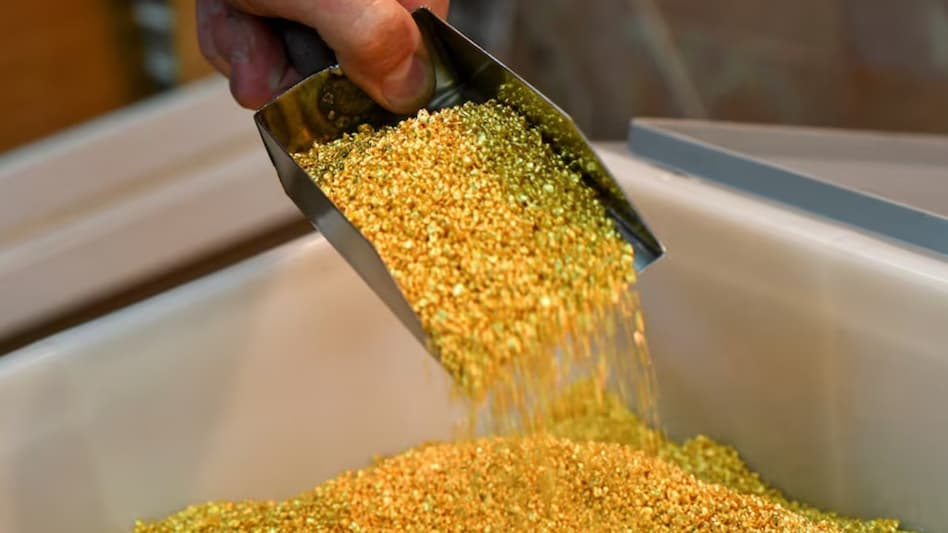 Global central banks have persistently purchased gold, acquiring over 1,000 tonnes annually over the past three years. Global central banks have persistently purchased gold, acquiring over 1,000 tonnes annually over the past three years.