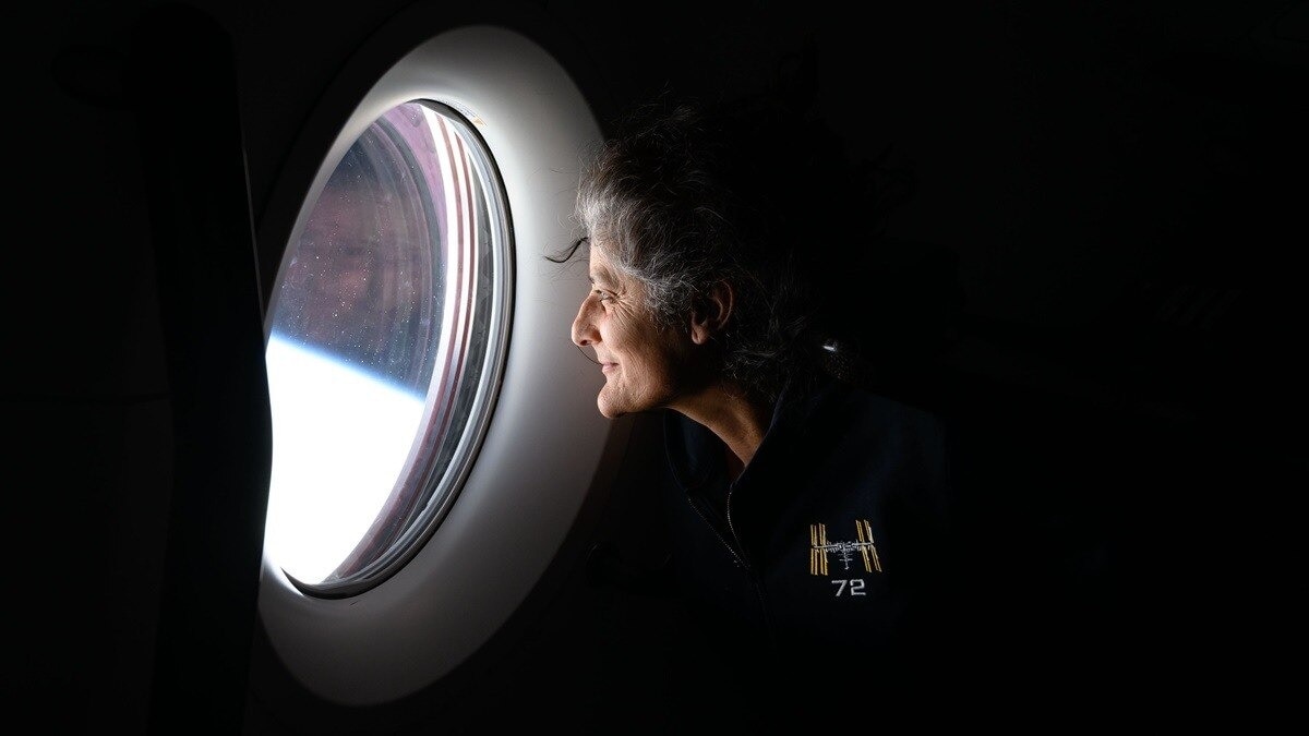 Sunita Williams earns between $100,000 and $152,258 per year, depending on experience and mission status. Sunita Williams earns between $100,000 and $152,258 per year, depending on experience and mission status.