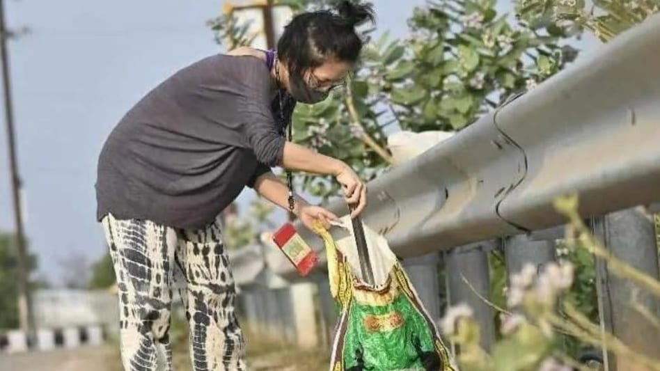 Her story, shared on Reddit, sparked an online debate. Some users admired Japan’s culture of social responsibility, while others questioned why locals weren’t as proactive. (Photo: @thetatvaindia) Her story, shared on Reddit, sparked an online debate. Some users admired Japan’s culture of social responsibility, while others questioned why locals weren’t as proactive. (Photo: @thetatvaindia)