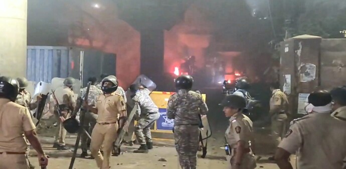 Communal tension in Nagpur over Aurangzeb tomb row Communal tension in Nagpur over Aurangzeb tomb row