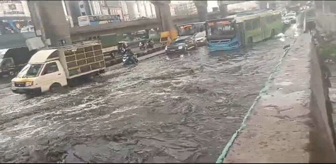 Bengaluru’s first rain floods roads Bengaluru’s first rain floods roads