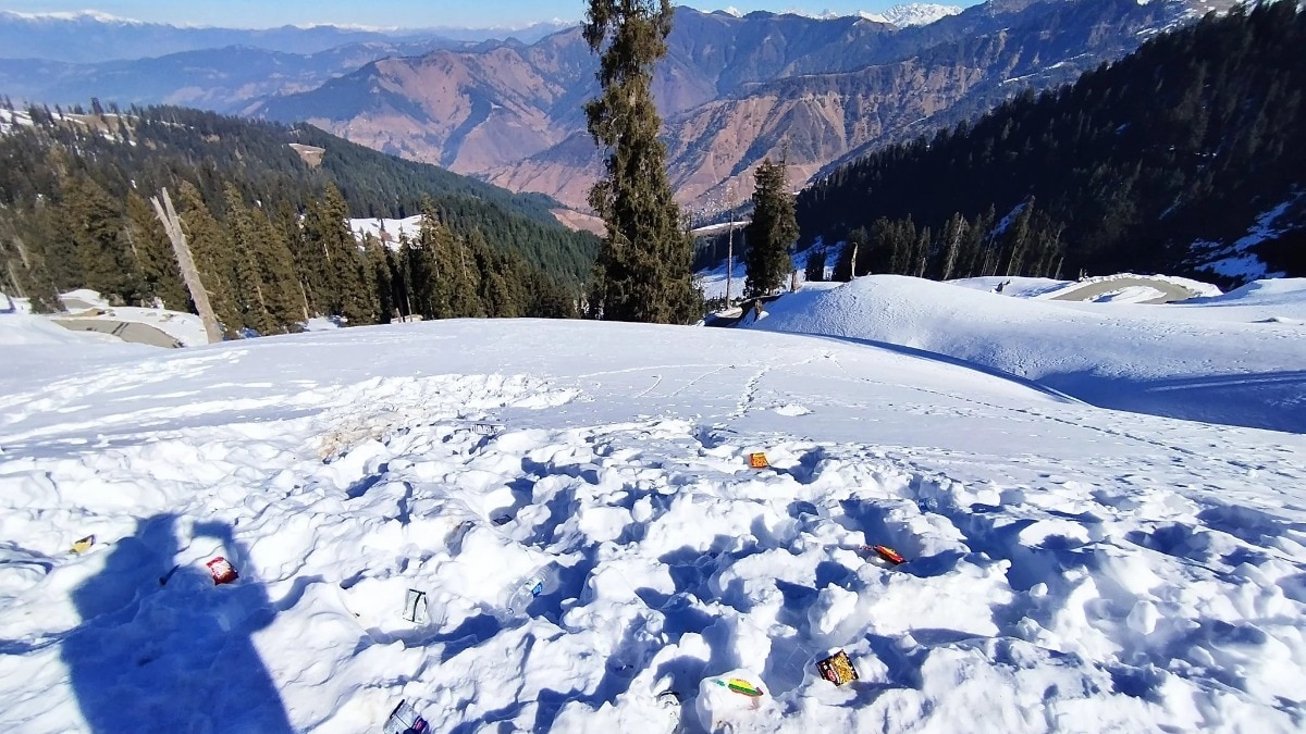 Photographs shared by a user showed discarded gutkha (chewing tobacco) packets and stains marring pristine white snow at over 9,000 feet above sea level. (Photo: Reddit) Photographs shared by a user showed discarded gutkha (chewing tobacco) packets and stains marring pristine white snow at over 9,000 feet above sea level. (Photo: Reddit)