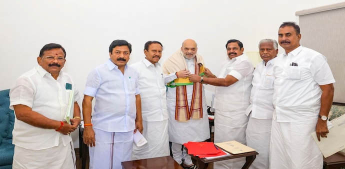 EPS holds closed-door talks Amit Shah in Delhi EPS holds closed-door talks Amit Shah in Delhi