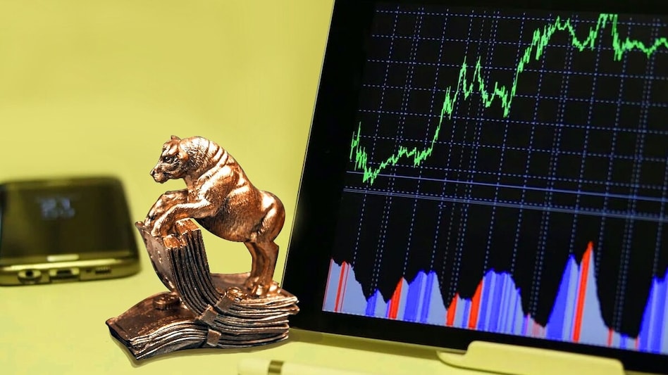 South Indian Bank shares are trading higher than the 5 day, 10 day, 20 day, 30 day but lower than the 50 day, 100 day and 200 day moving averages. South Indian Bank shares are trading higher than the 5 day, 10 day, 20 day, 30 day but lower than the 50 day, 100 day and 200 day moving averages.