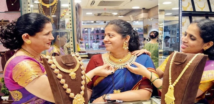 When purchasing gold jewellery, a Goods and Services Tax (GST) of 3% must be paid. This tax is applied to the total price of the gold jewellery, including any making charges. When purchasing gold jewellery, a Goods and Services Tax (GST) of 3% must be paid. This tax is applied to the total price of the gold jewellery, including any making charges.