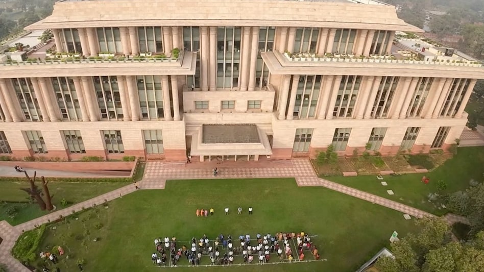 Meanwhile, Santosh Kumar Sarangi, a 1994-batch IAS officer of the Odisha cadre who has been serving as Director General of Foreign Trade (DGFT) since January 2022, has been appointed Secretary, Ministry of New and Renewable Energy. Meanwhile, Santosh Kumar Sarangi, a 1994-batch IAS officer of the Odisha cadre who has been serving as Director General of Foreign Trade (DGFT) since January 2022, has been appointed Secretary, Ministry of New and Renewable Energy.