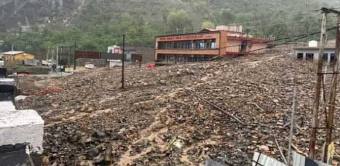 Flash floods in Ramban: 3 killed, highway cut off Flash floods in Ramban: 3 killed, highway cut off