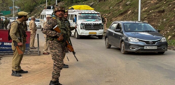 From Gulmarg to Pahalgam, tourist vehicles pour out of Kashmir From Gulmarg to Pahalgam, tourist vehicles pour out of Kashmir
