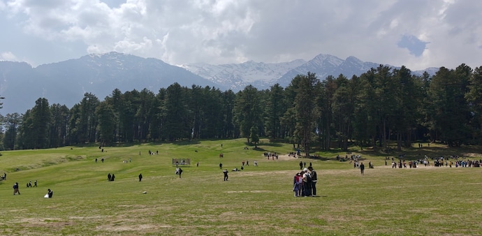 Terrorists opened fire in Jammu and Kashmir's Pahalgam on Tuesday Terrorists opened fire in Jammu and Kashmir's Pahalgam on Tuesday